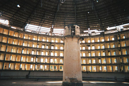 L’intérieur de la prison Presidio Modelo, à Cuba, construite sur le modèle du panoptique de Michel Foucault. Photo I. Friman. 