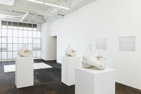 Allan McCollum, The Dog From Pompei, 1991, moulage en fibre de verre renforcée, 53 x 53 x 53 cm Courtesy l'artiste et Galerie Thomas Schulte, Berlin Climax, pièce