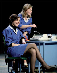 De gauche à droite : Élodie Bordas (Yvette) et Hélène Hudovernik (Nicole) dans « Les Travaux et les Jours » de Michel Vinaver, mise en scène de François Rochaix, 2006. photo