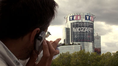 Pierre Carles devant le siège de TF1 Pierre Carles devant le siège de TF1