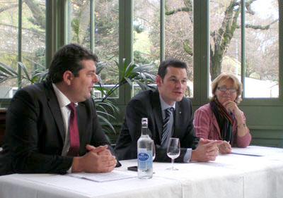 Le Conseiller administratif candidat Pierre MAUDET (Parti libéral-radical), et les candidats au Conseil administratif, le PDC Michel CHEVROLET et la PLR Florence KRAFT-BABEL conference