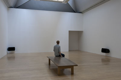 Turner Prize 2010. Exposition. Susan Philipsz. Lowlands, 2008/2010. Installation sonore avec trois haut-parleurs, durée 8 minutes 30s. Courtesy the artist, Tanya Bonakdar Gallery, New York and Isabella Bortolozzi Galerie, Berlin. Photo: Sam Drake and Lucy Dawkins, Tate Photography. installation